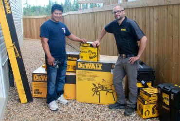 A very happy Mariano Guillen (l) with his new DeWalt tools, presented by David Veileux (r), Branch manager for the DEWALT Service Centre in Edmonton