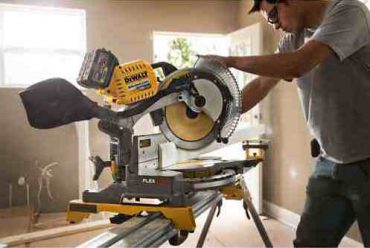 The new DeWalt FlexVolt mitre saw has the option of being powered by pairing the 60V FlexVolt battery system (120V total), or plugged into the wall