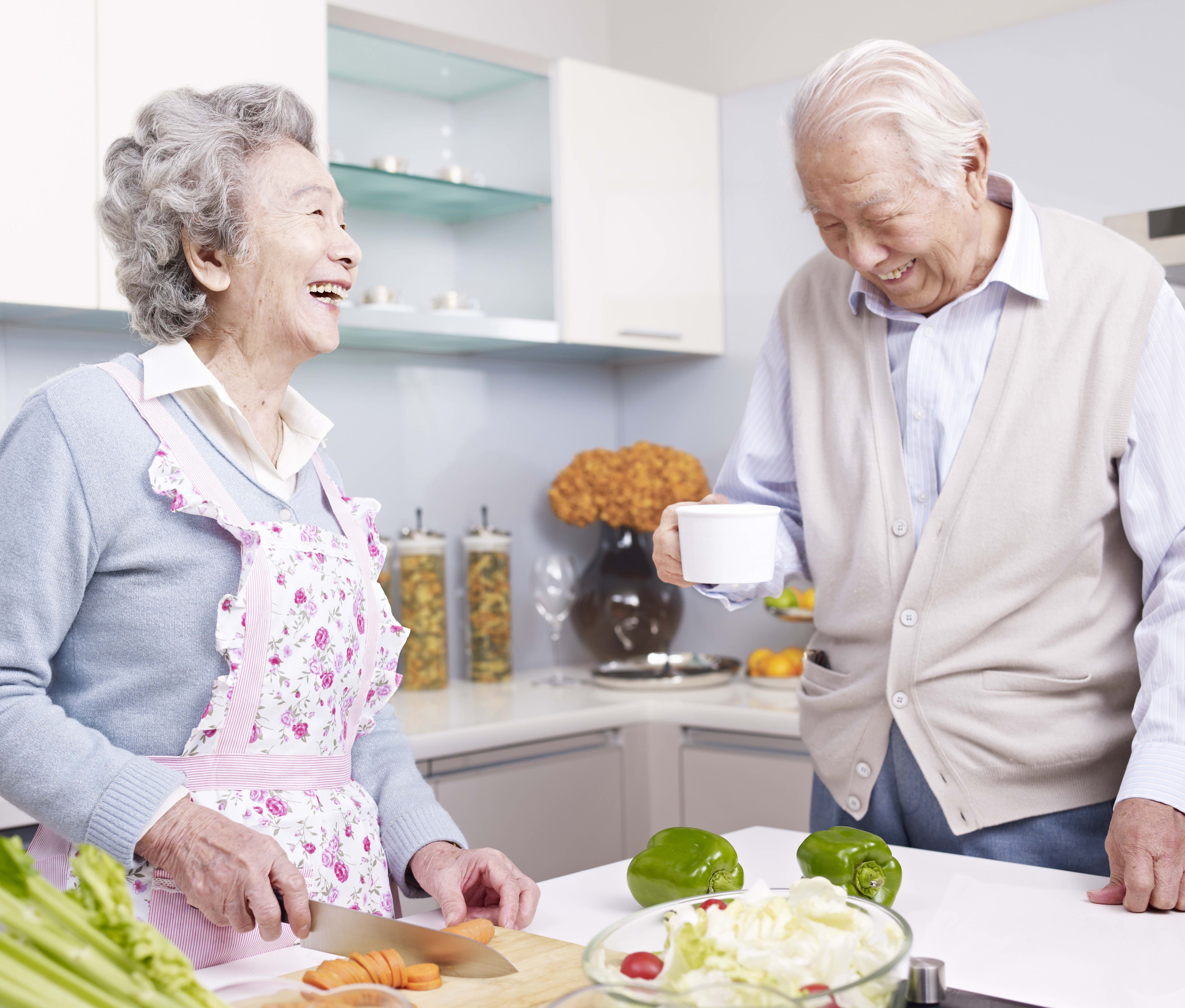 Пожилой возраст потребности. Пенсионеры на кухне. Кухня для пожилого человека. Еда для пожилых людей. Питание пожилых.